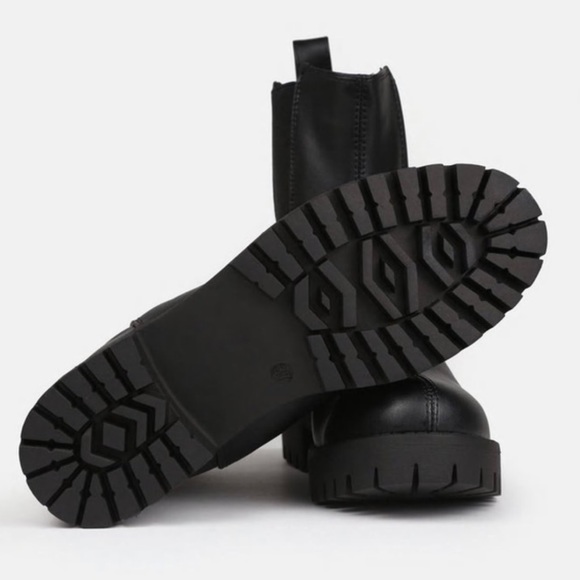 NIB Women’s Size 9 Cleated Sole Essential Chelsea Mid Ankle Boots Triple Black - Picture 3 of 14
